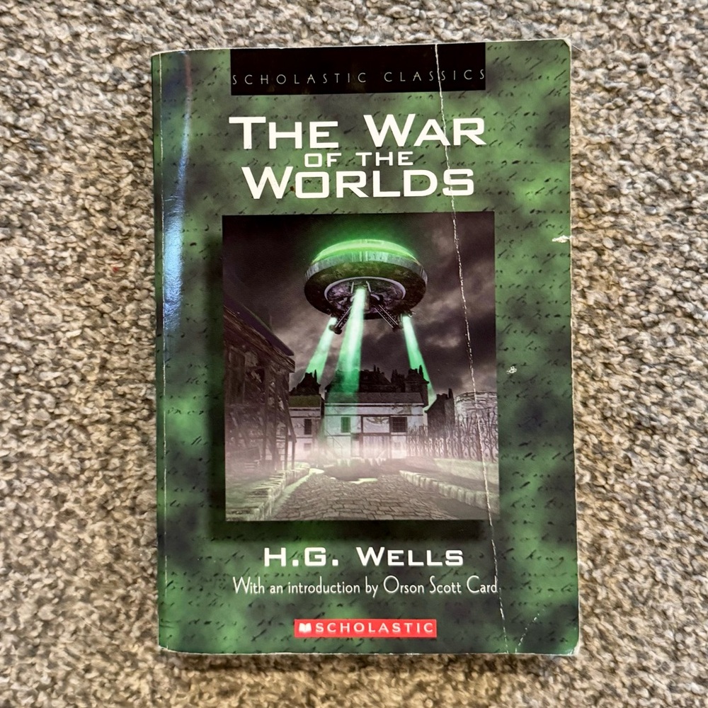 Scholastic Classics Paperback - The War of the Worlds